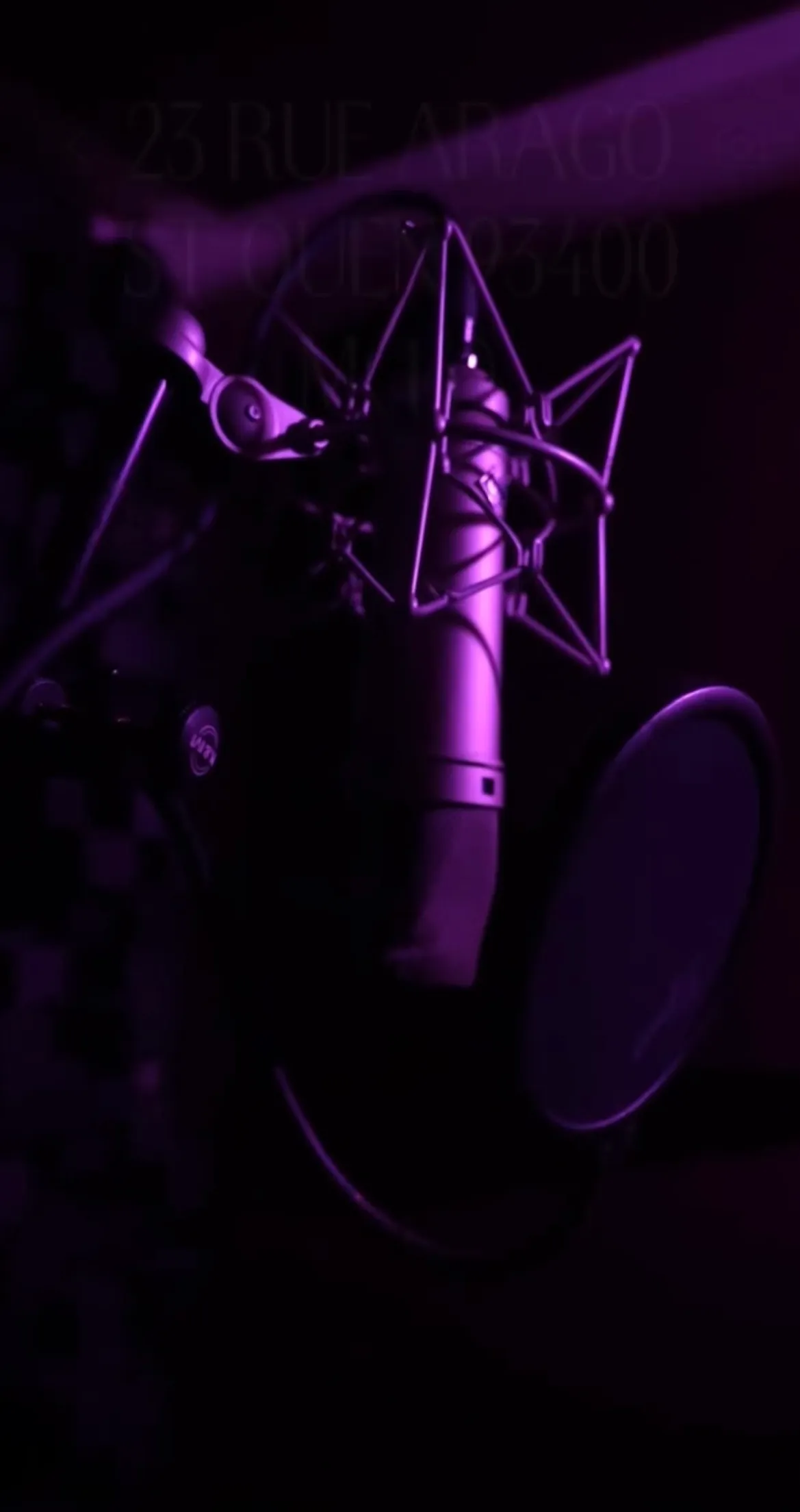 Micro de studio professionnel dans la cabine éclairée en violet du Purple Studio