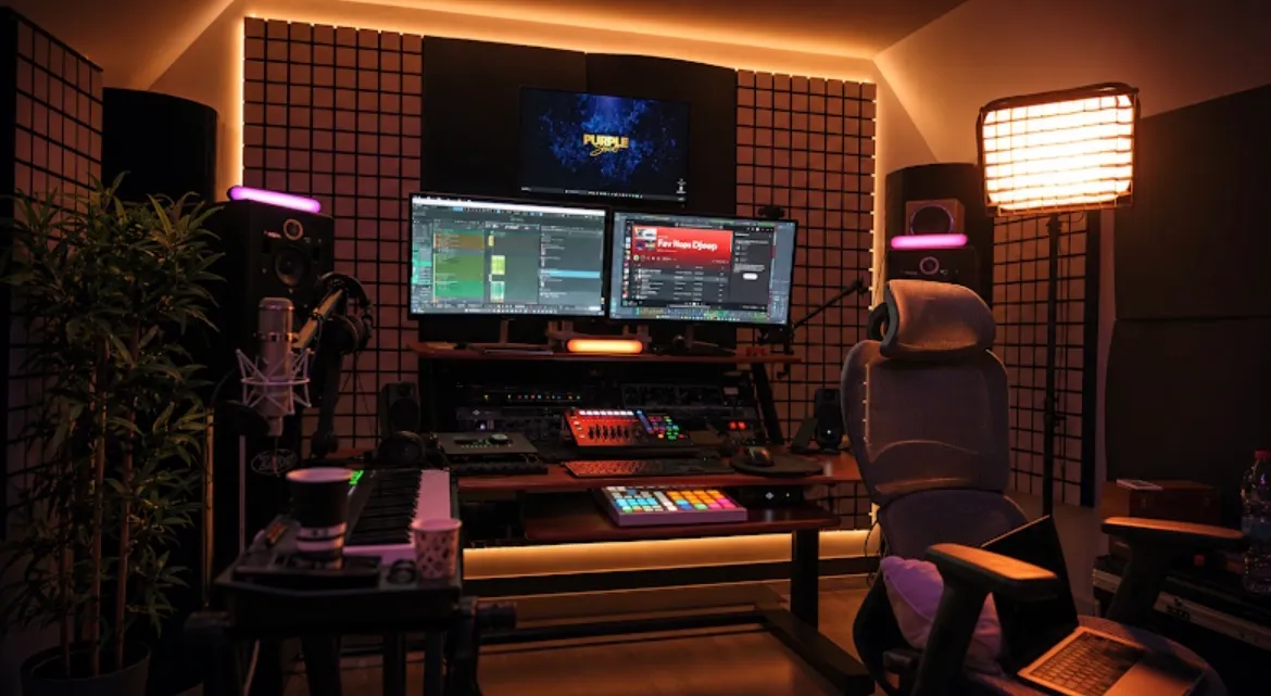 La régie du Purple Studio vue de face, triple écran et traitement acoustique