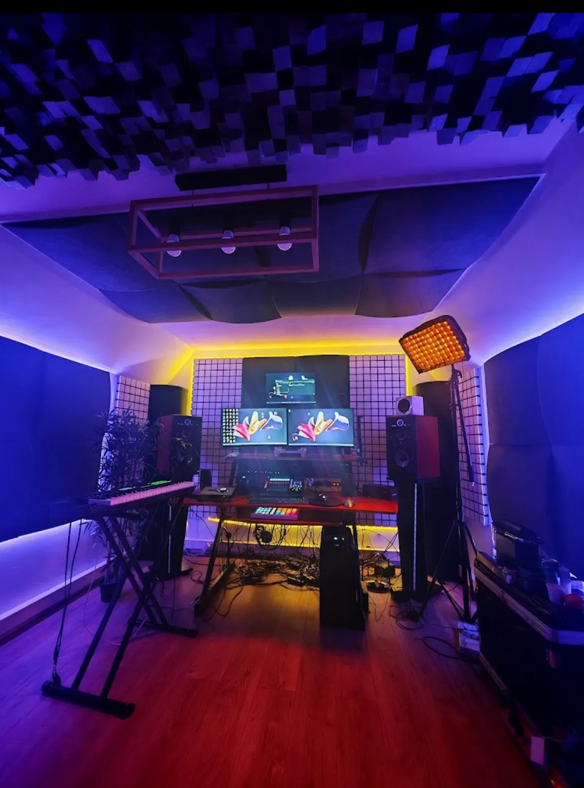Vue d'ensemble de la régie du Purple Studio avec traitement acoustique et éclairage LED